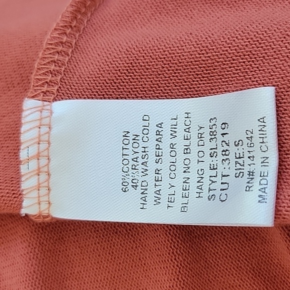 SHE + SKY small top with cutout back - Picture 4 of 4